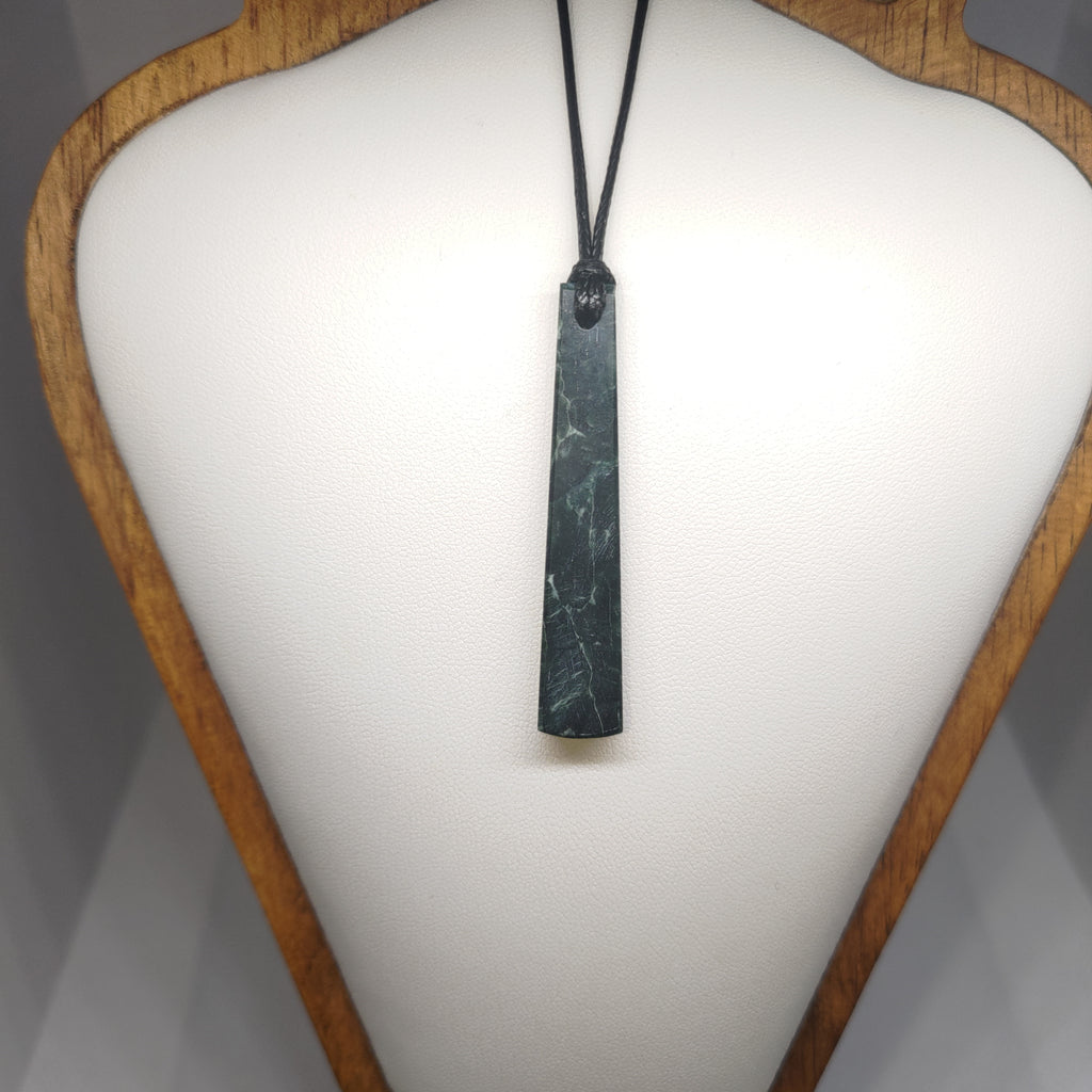 Hand Made New Zealand Pounamu/Greenstone Necklace Ref: 0268