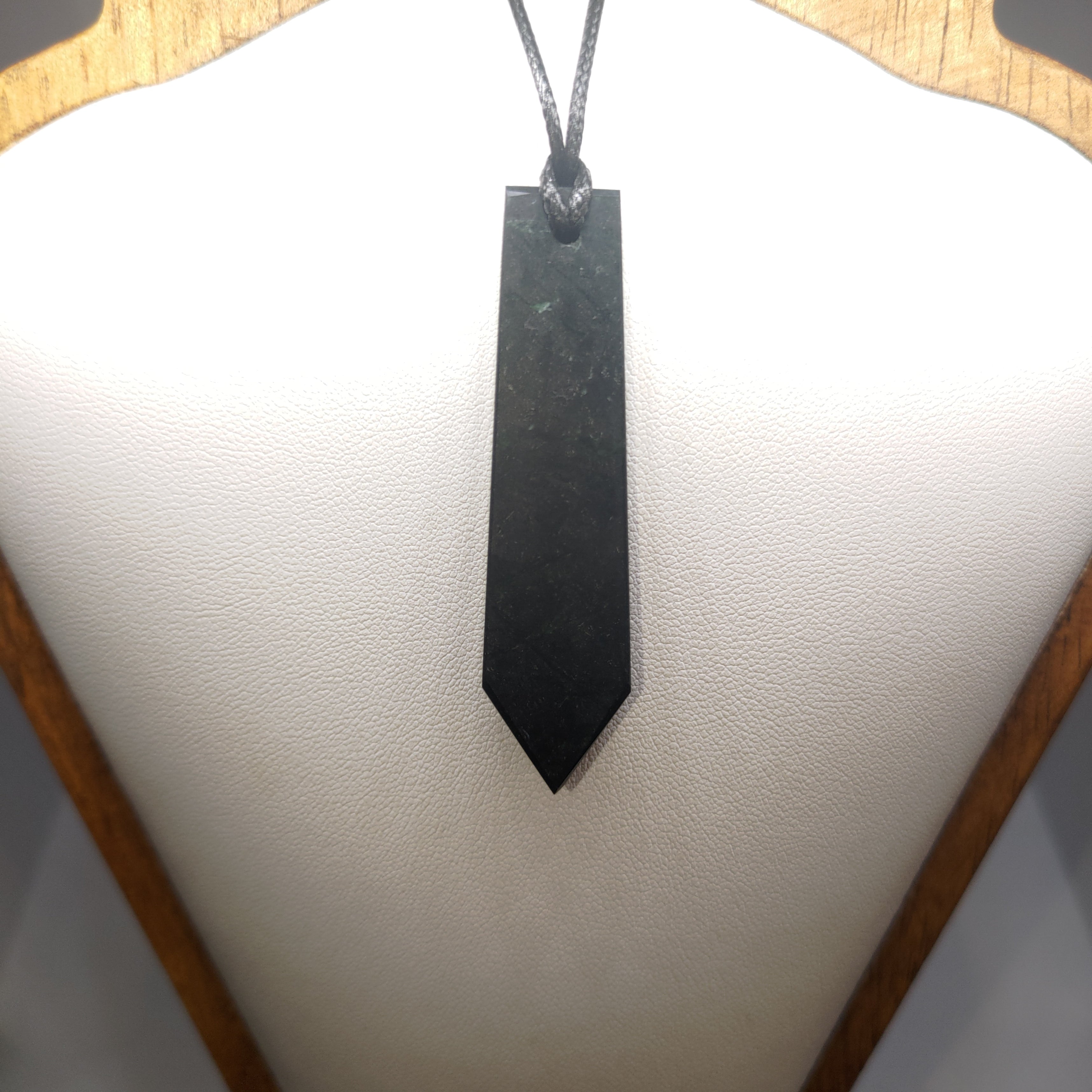Hand Made New Zealand Pounamu/Greenstone Necklace Ref: 0269