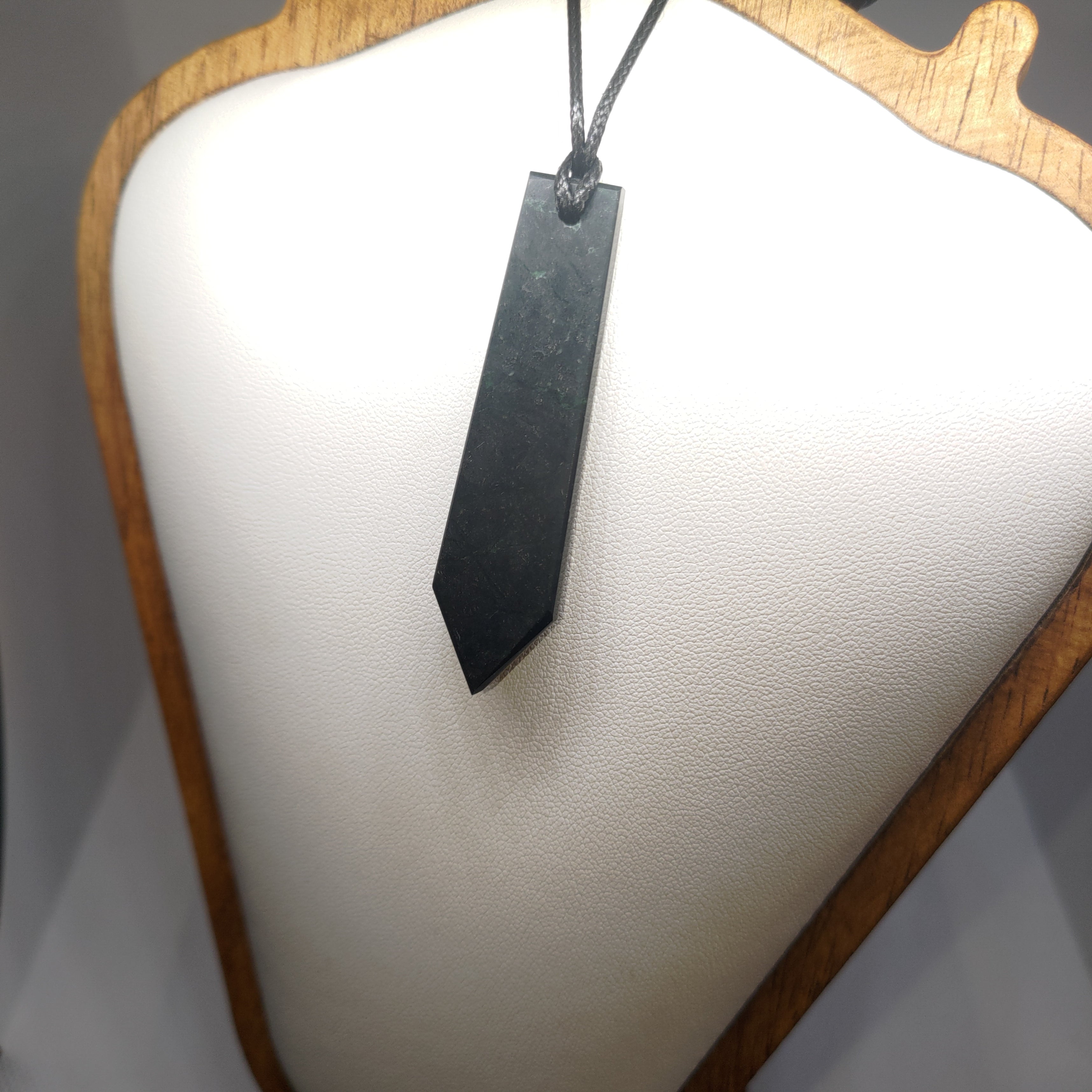 Hand Made New Zealand Pounamu/Greenstone Necklace Ref: 0269
