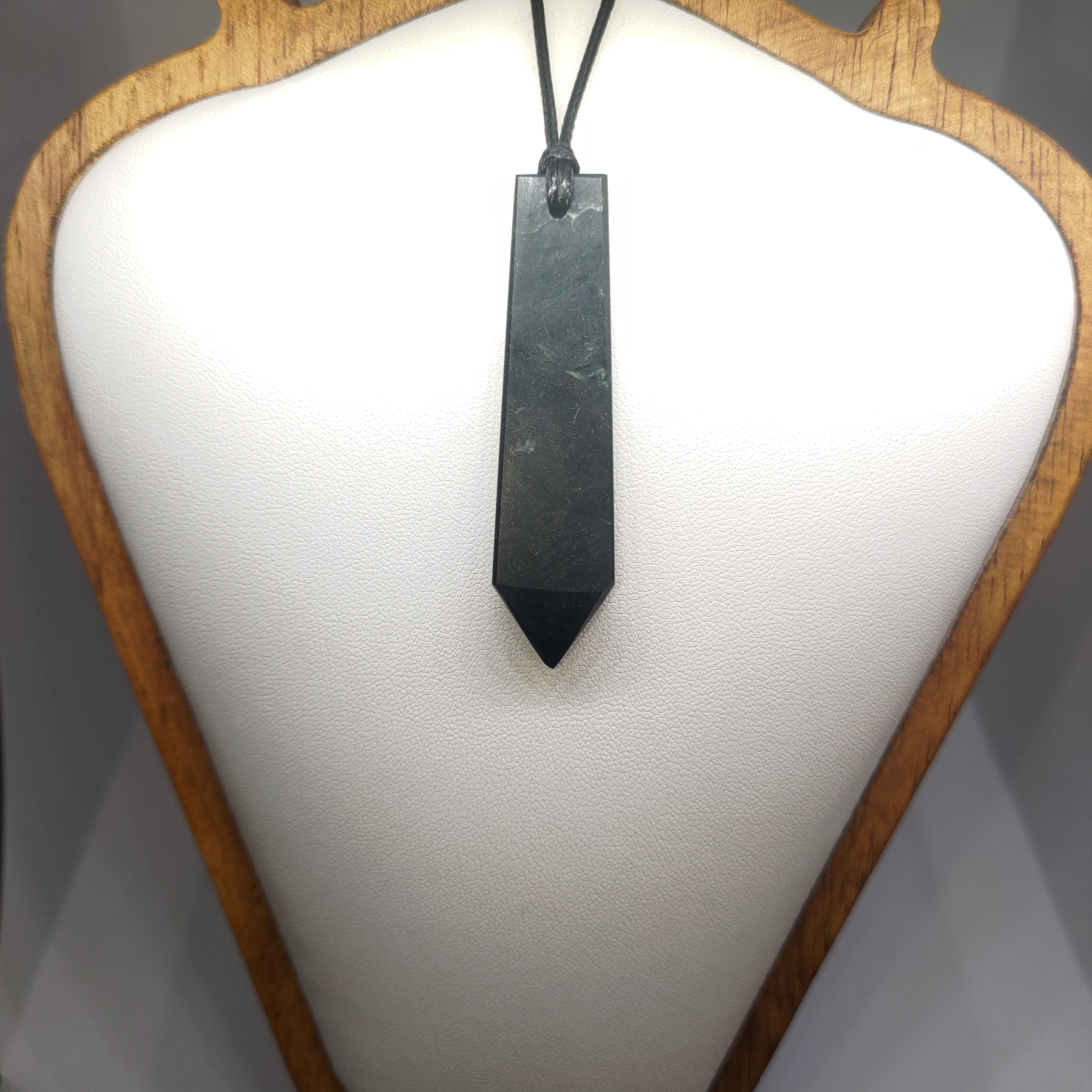 Hand Made New Zealand Pounamu/Greenstone Necklace Ref: 0269
