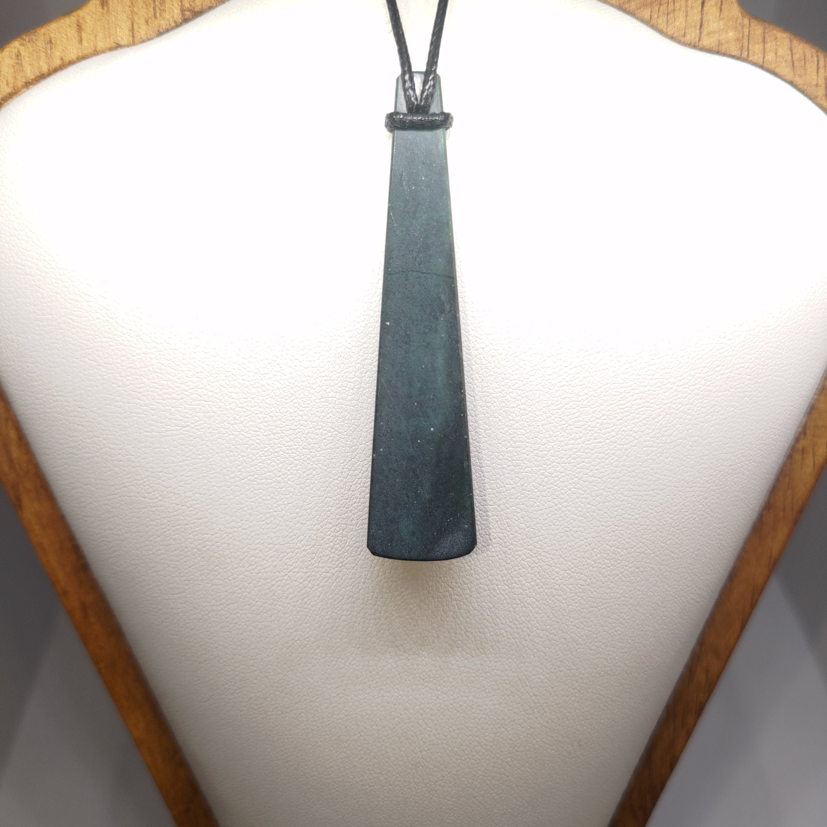 Hand Made New Zealand Pounamu/Greenstone Necklace Ref: 0270