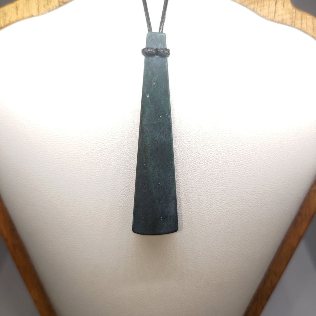 Hand Made New Zealand Pounamu/Greenstone Necklace Ref: 0270