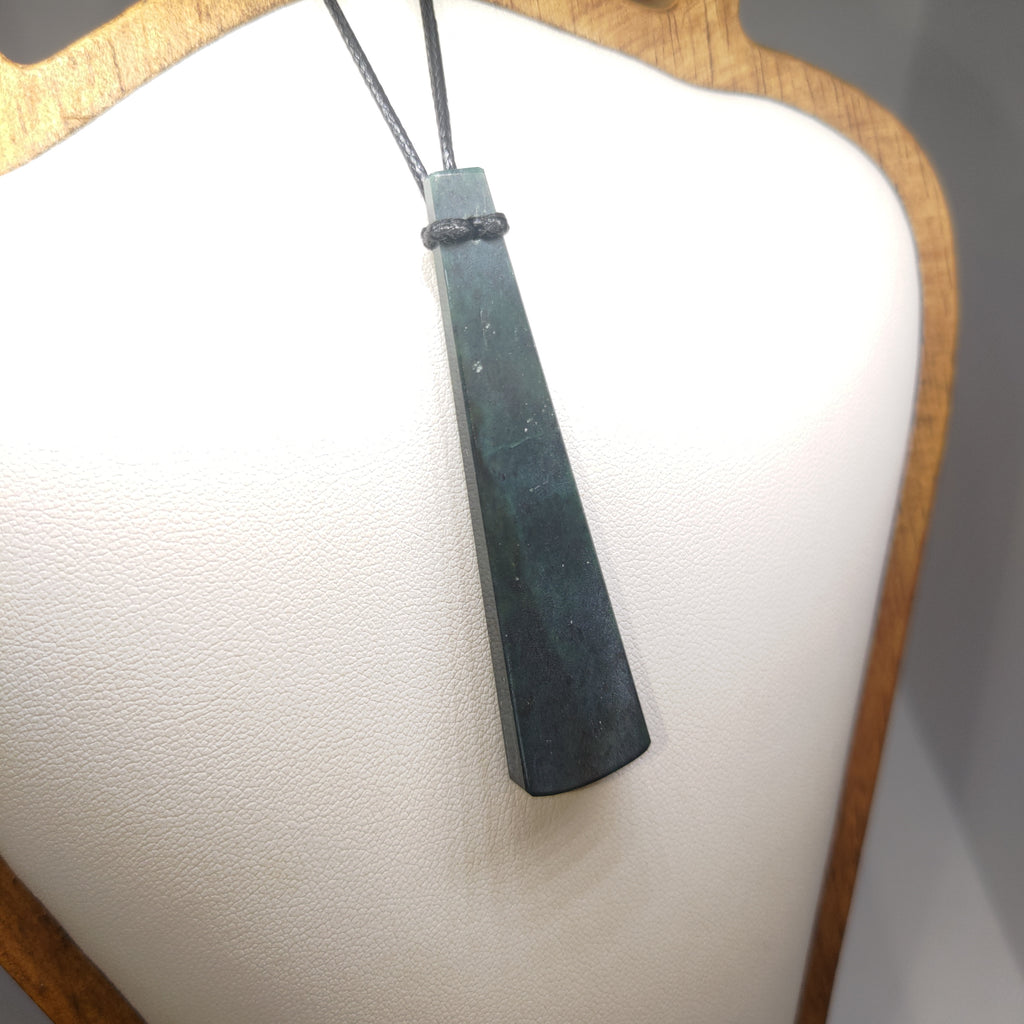 Hand Made New Zealand Pounamu/Greenstone Necklace Ref: 0270