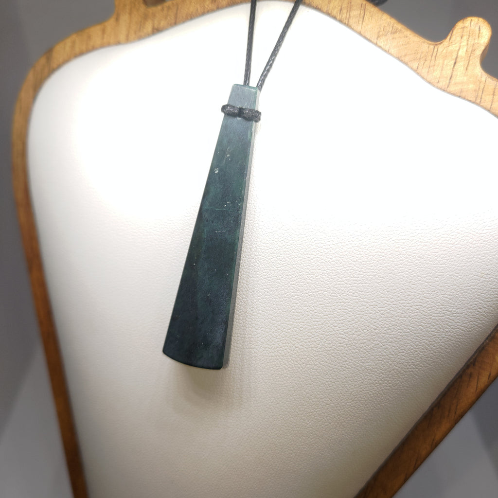 Hand Made New Zealand Pounamu/Greenstone Necklace Ref: 0270