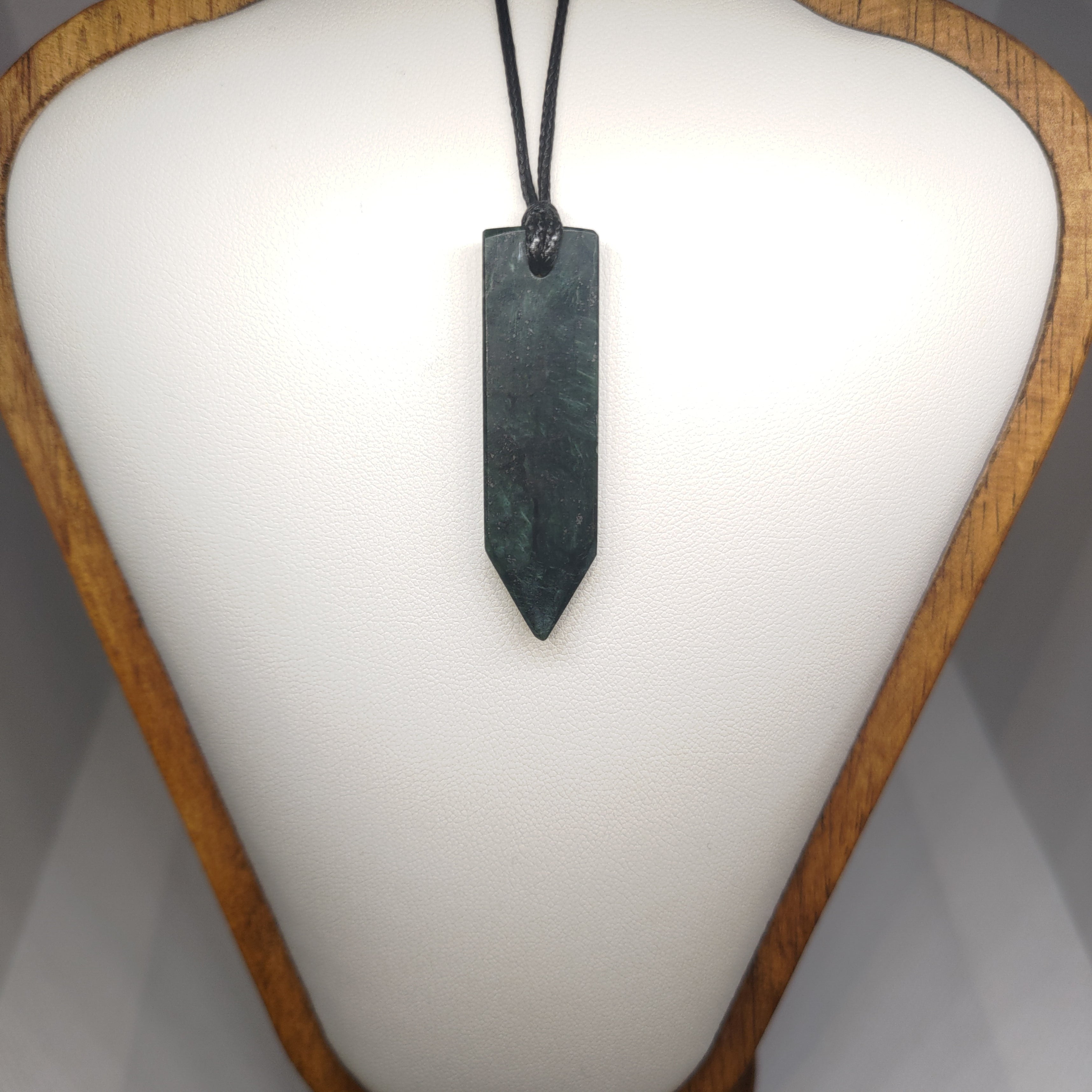 Hand Made New Zealand Pounamu/Greenstone Necklace Ref: 0271