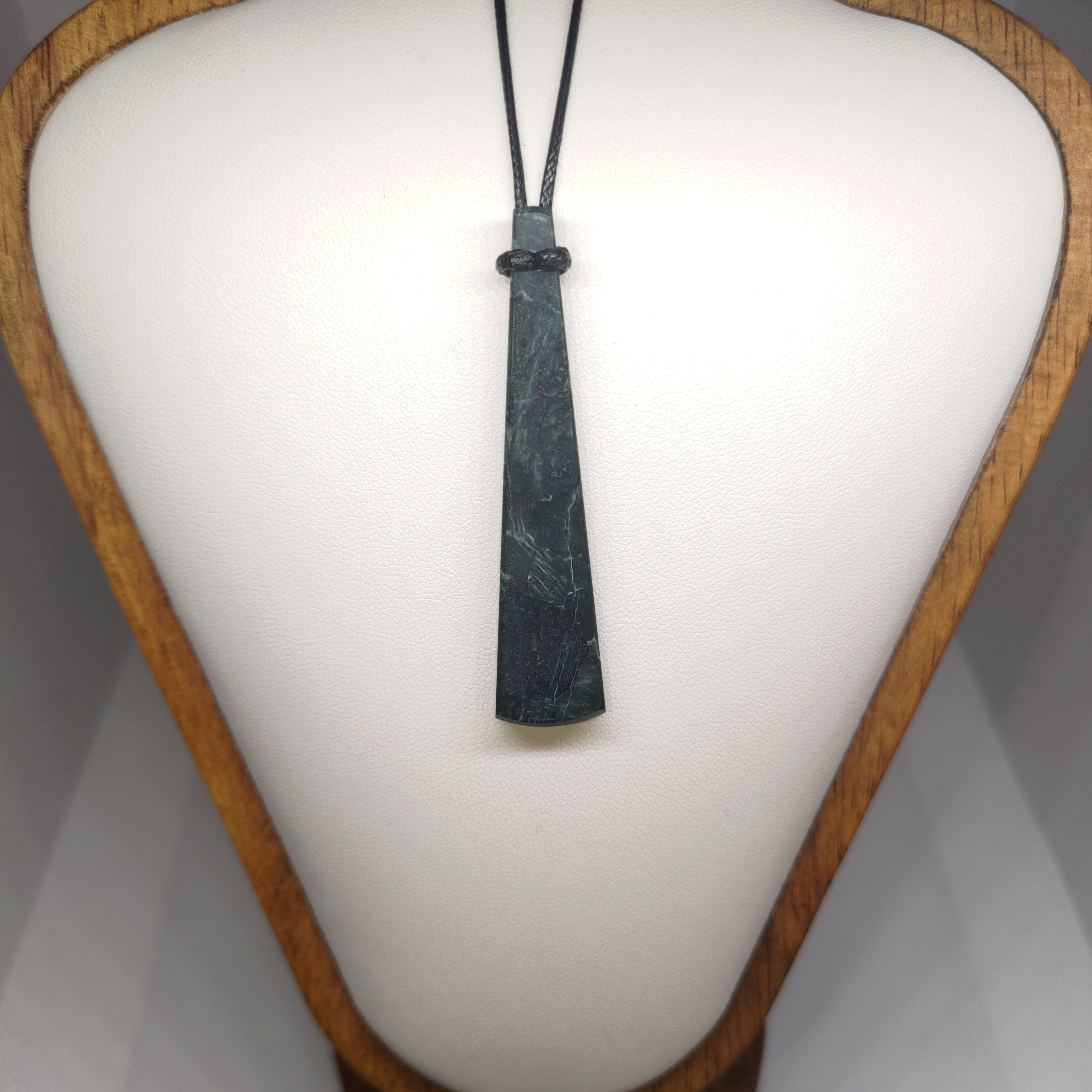 Hand Made New Zealand Pounamu/Greenstone Necklace Ref: 0272