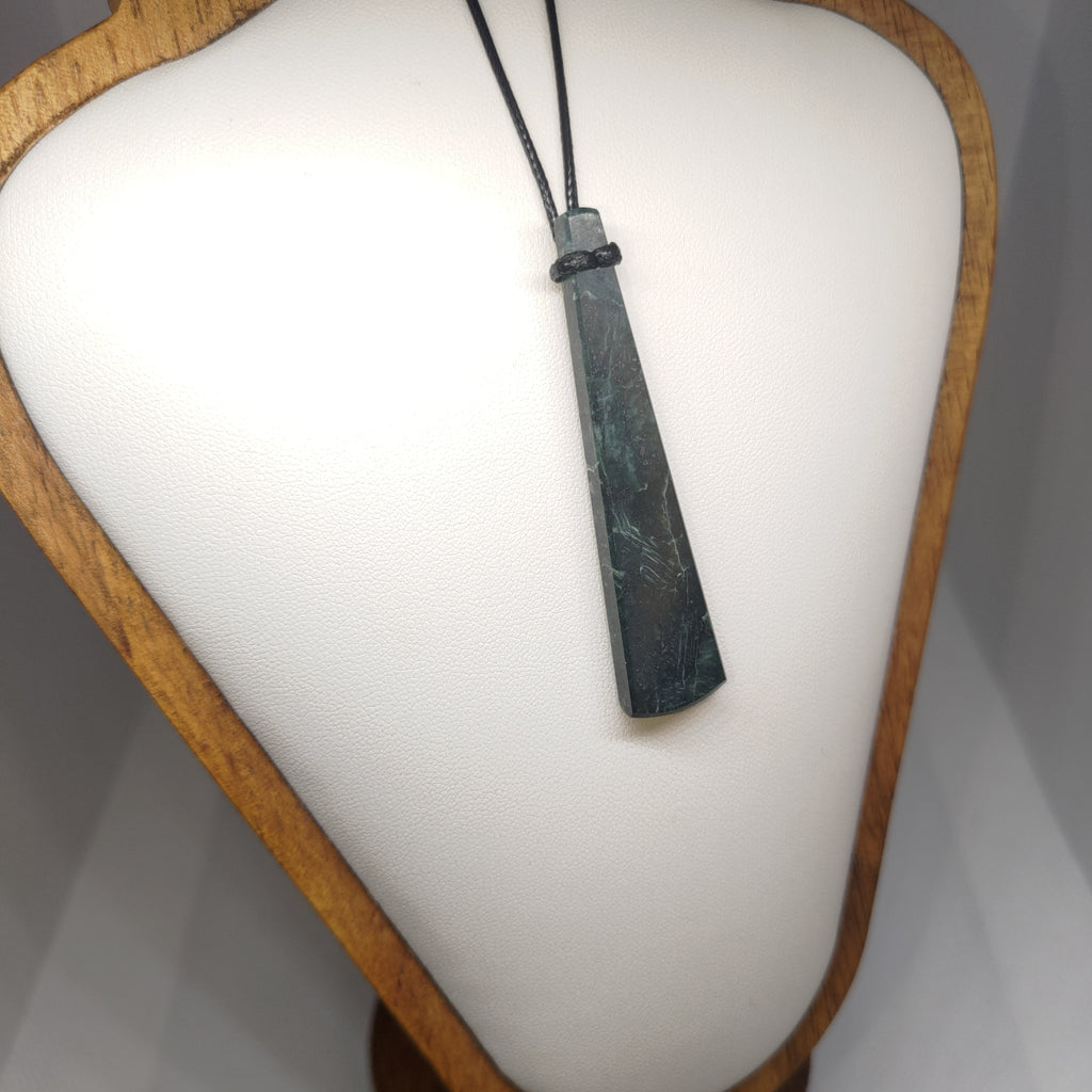 Hand Made New Zealand Pounamu/Greenstone Necklace Ref: 0272
