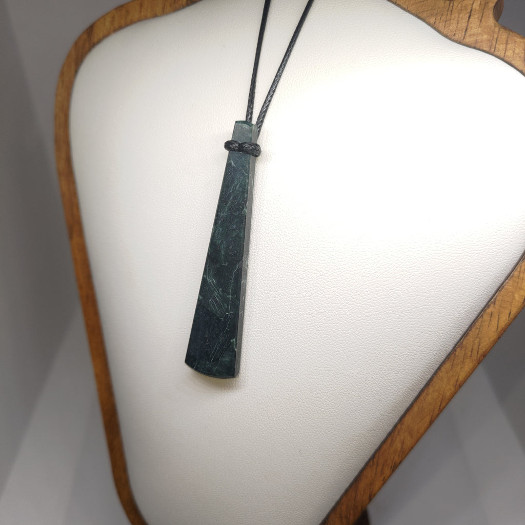 Hand Made New Zealand Pounamu/Greenstone Necklace Ref: 0272