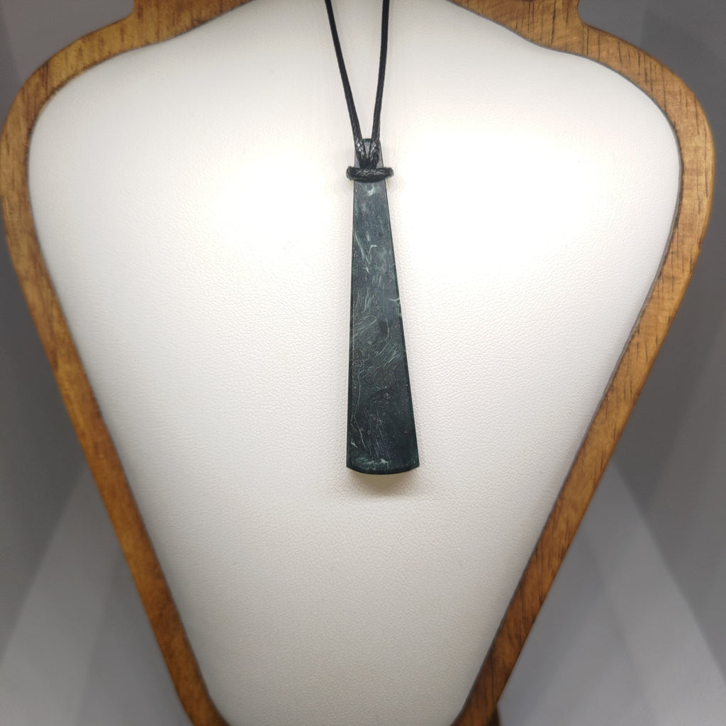 Hand Made New Zealand Pounamu/Greenstone Necklace Ref: 0272