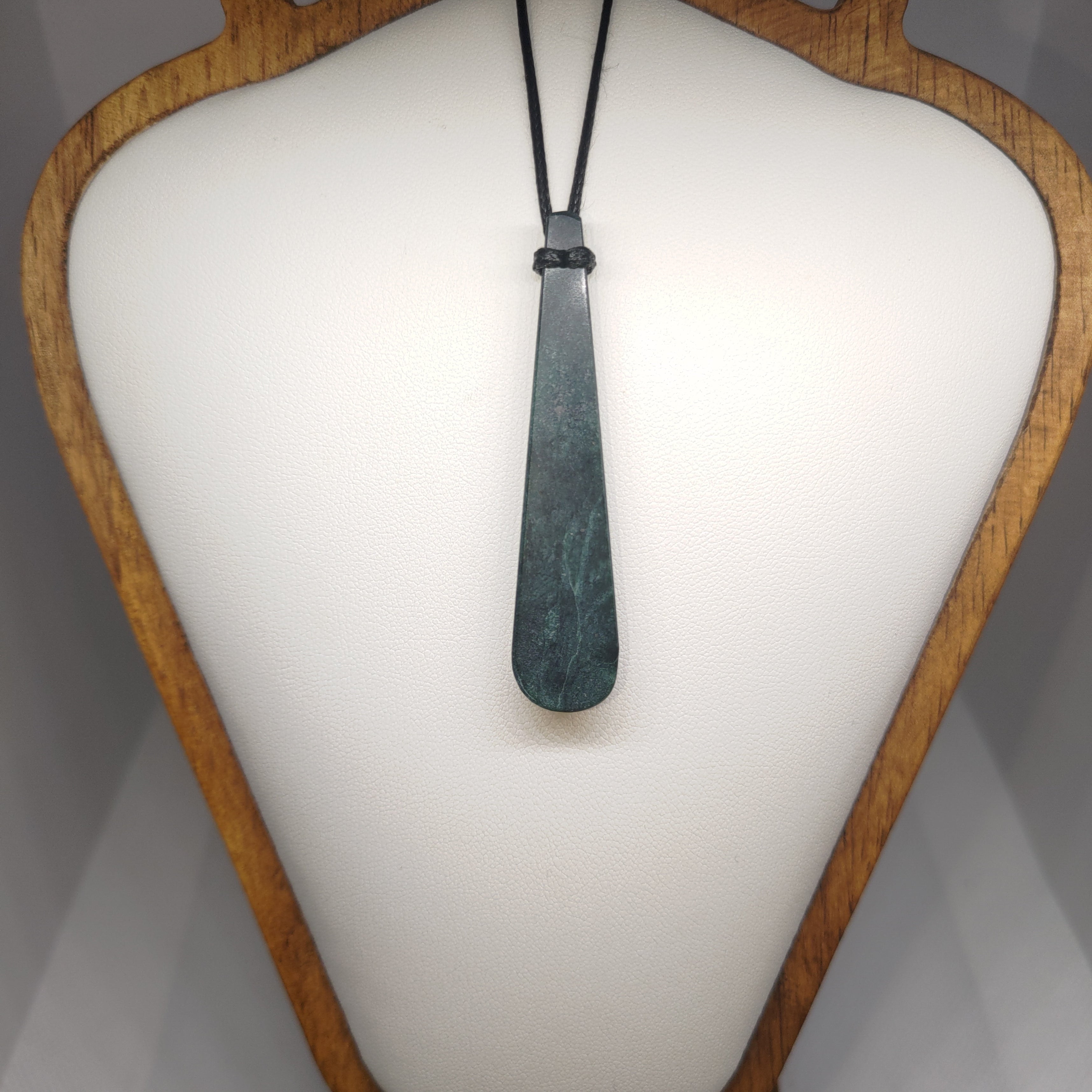 Hand Made New Zealand Pounamu/Greenstone Necklace Ref: 0273