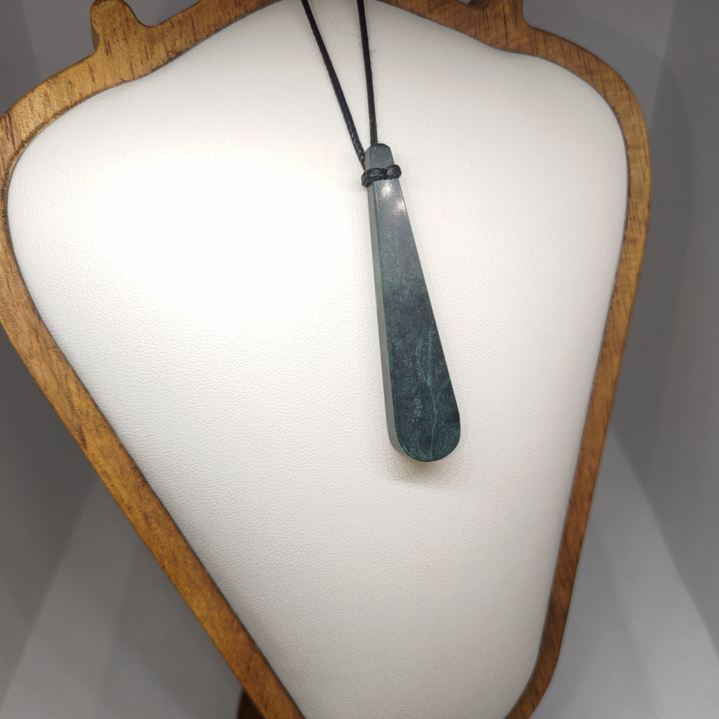 Hand Made New Zealand Pounamu/Greenstone Necklace Ref: 0273