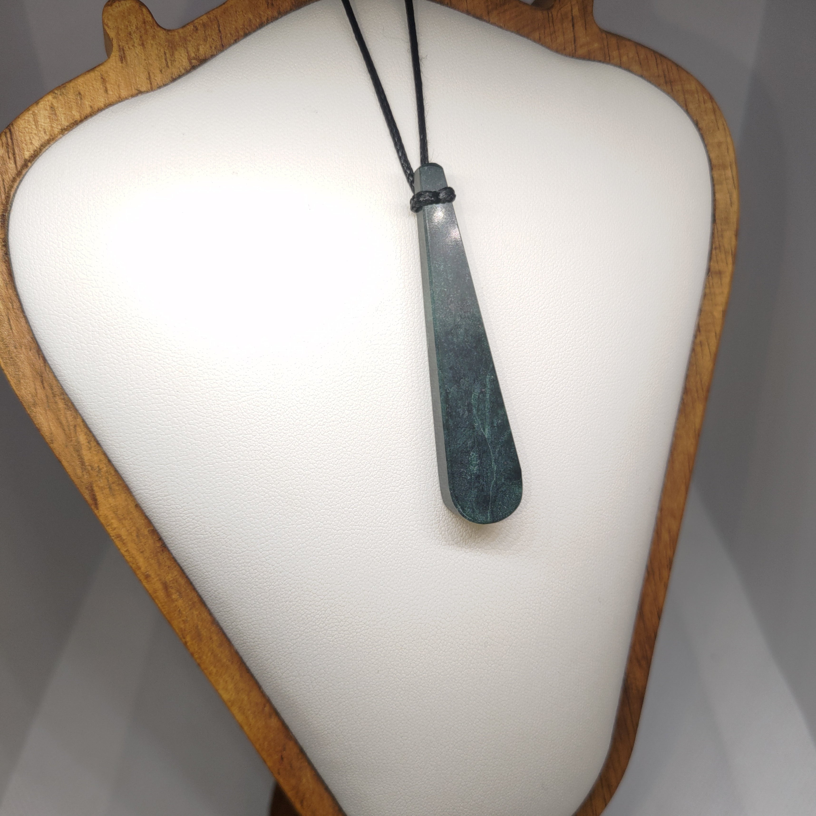 Hand Made New Zealand Pounamu/Greenstone Necklace Ref: 0273