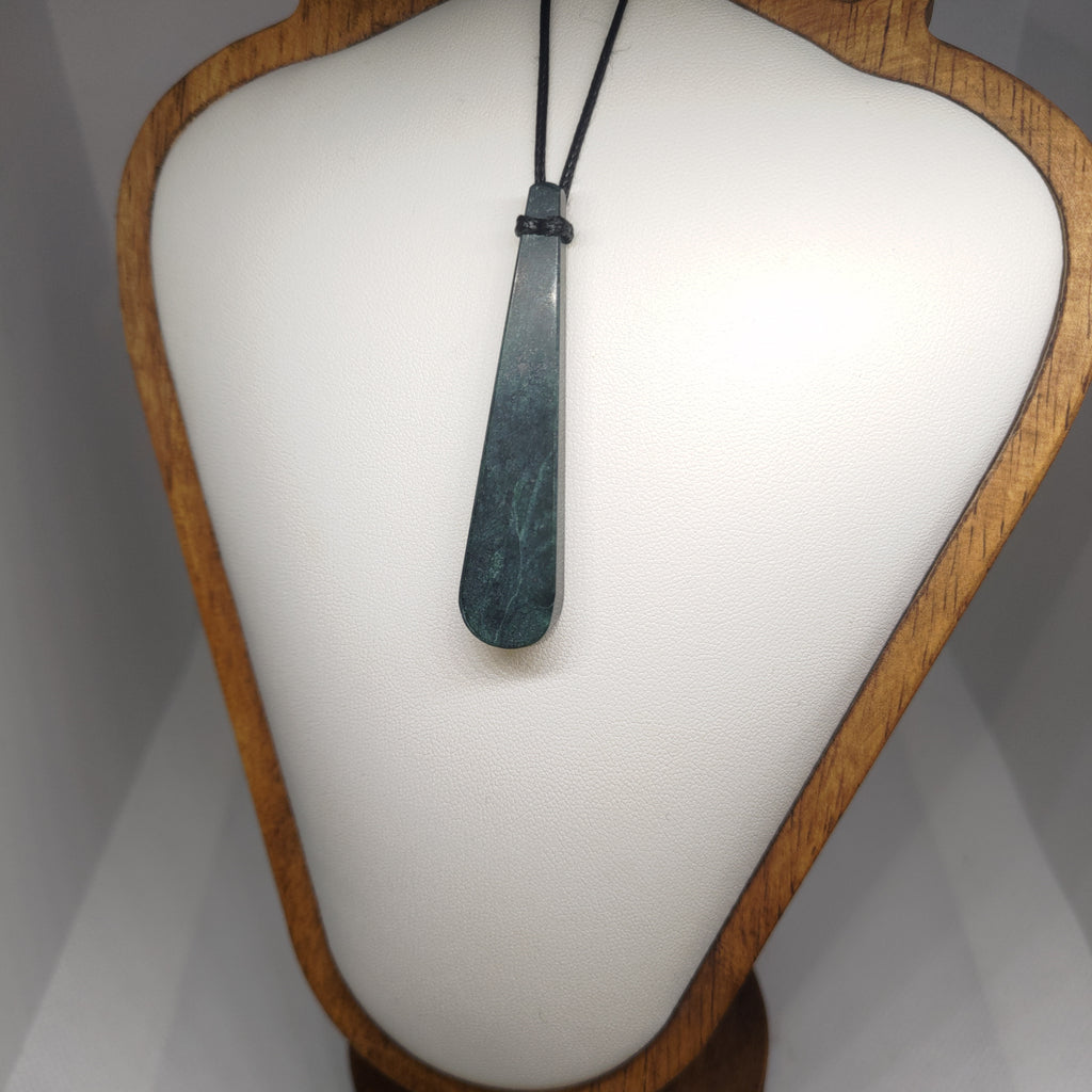 Hand Made New Zealand Pounamu/Greenstone Necklace Ref: 0273