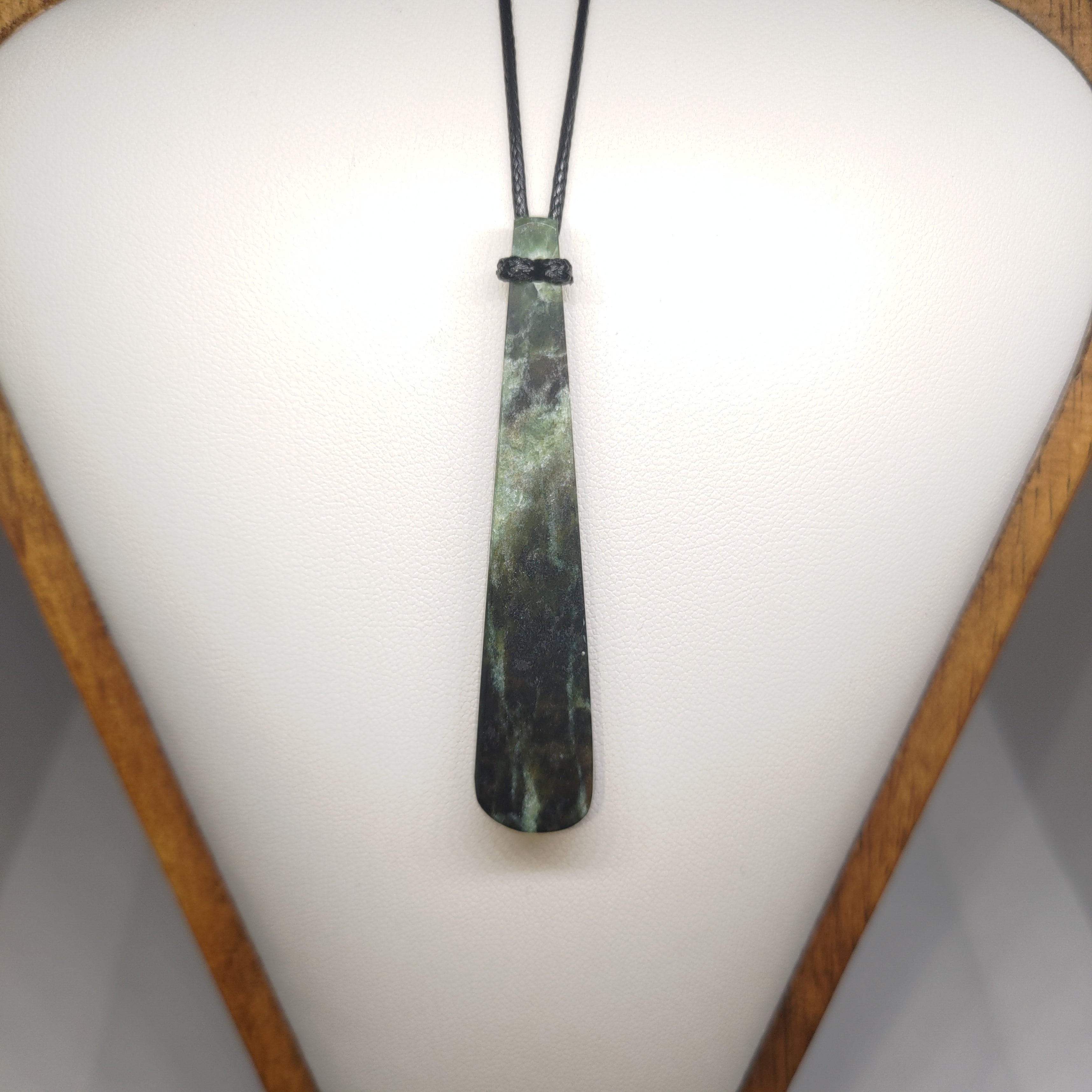 Hand Made New Zealand Pounamu/Greenstone Necklace Ref: 0275
