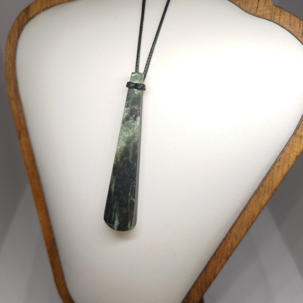 Hand Made New Zealand Pounamu/Greenstone Necklace Ref: 0275