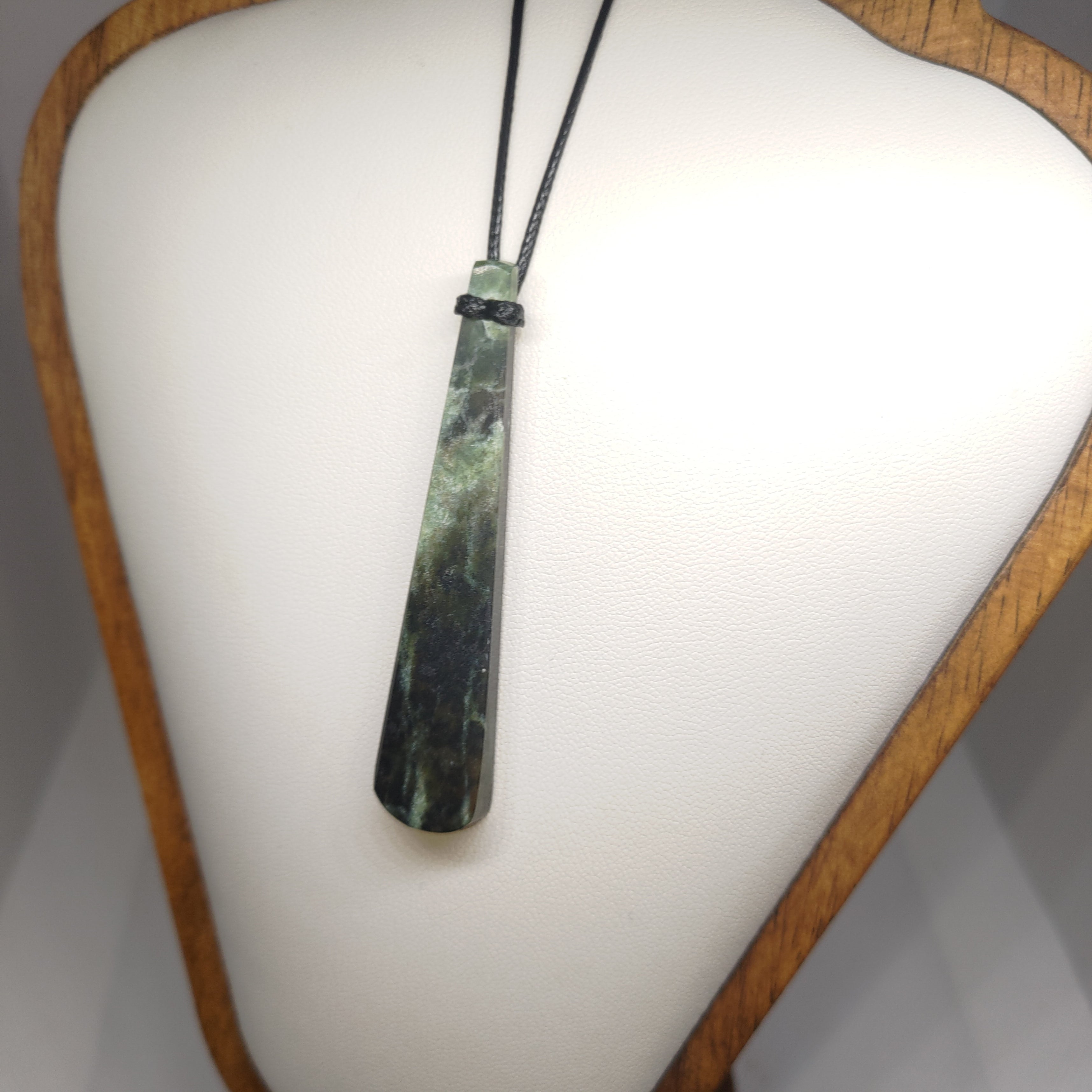 Hand Made New Zealand Pounamu/Greenstone Necklace Ref: 0275