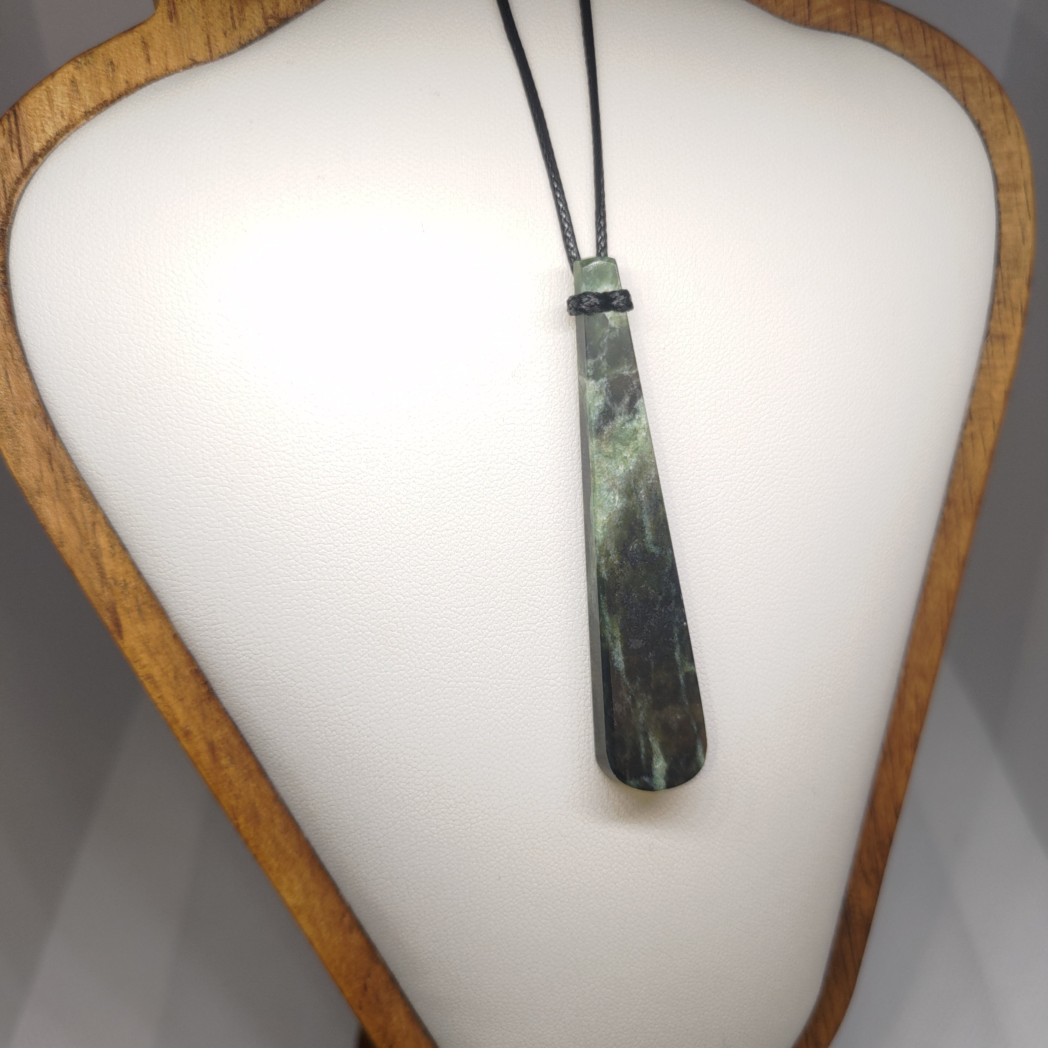 Hand Made New Zealand Pounamu/Greenstone Necklace Ref: 0275