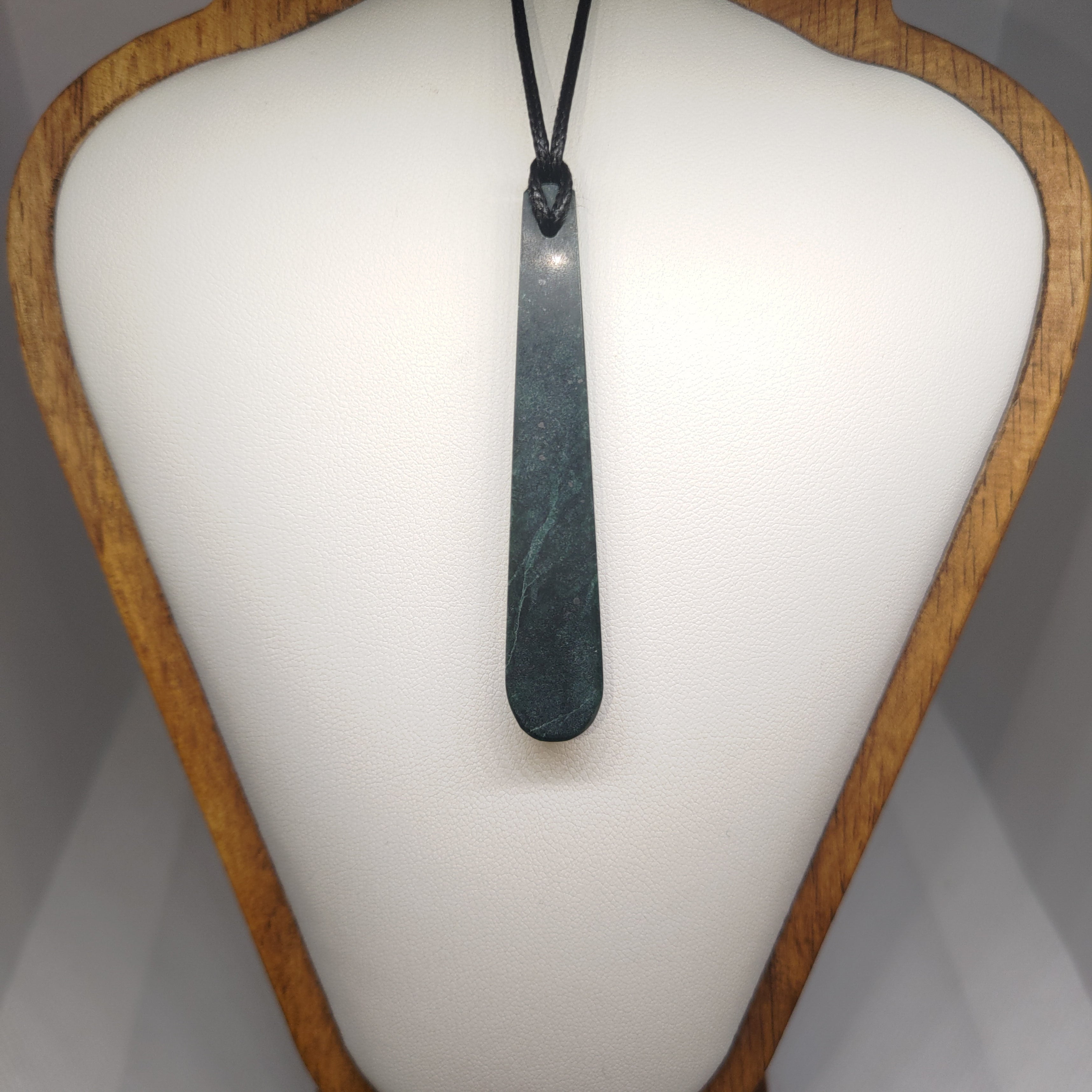 Hand Made New Zealand Pounamu/Greenstone Necklace Ref: 0276