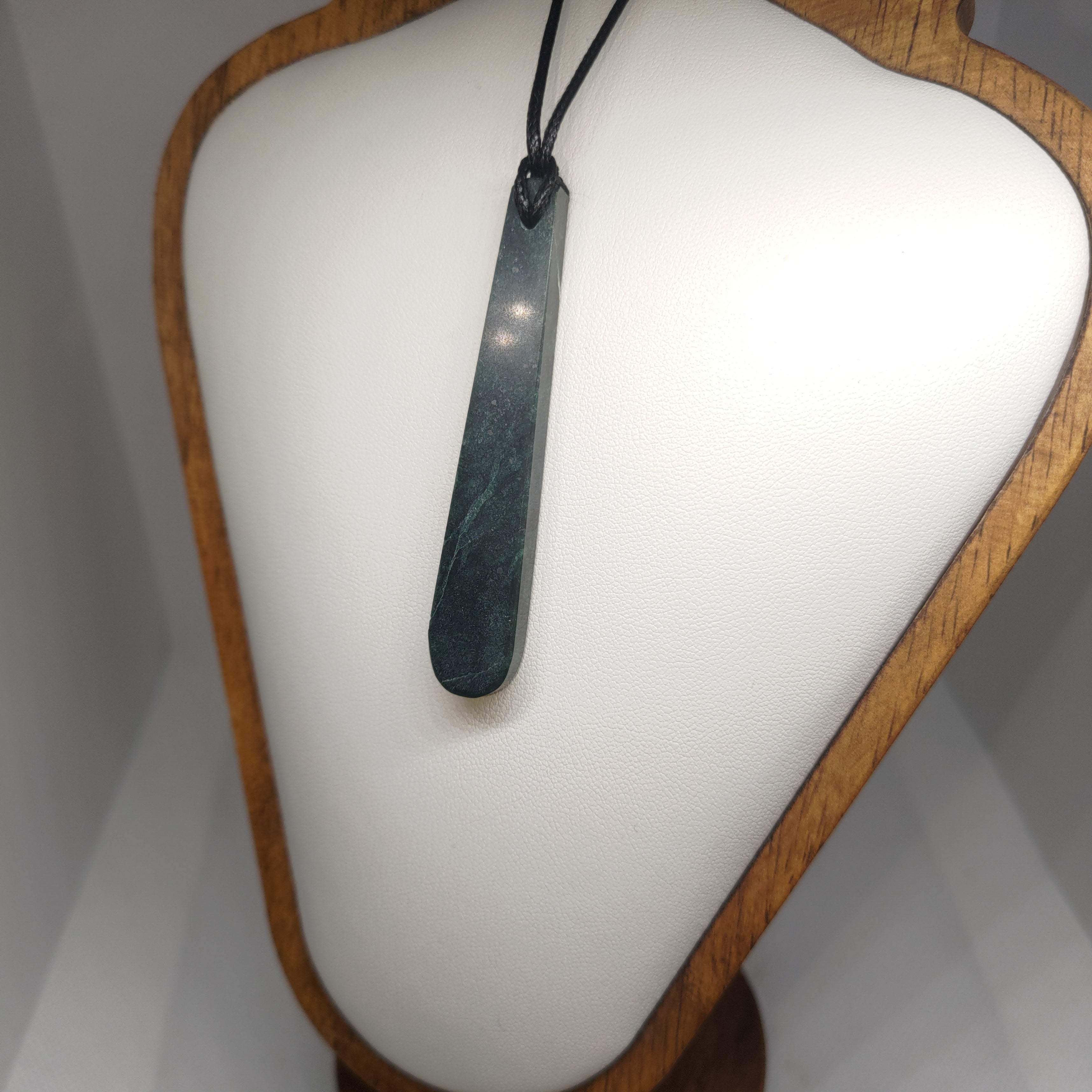 Hand Made New Zealand Pounamu/Greenstone Necklace Ref: 0276