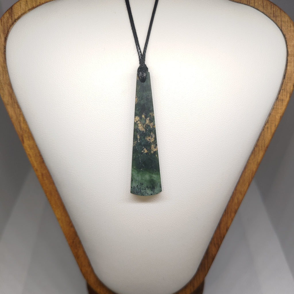 Hand Made New Zealand Pounamu/Greenstone Necklace Ref: 0278