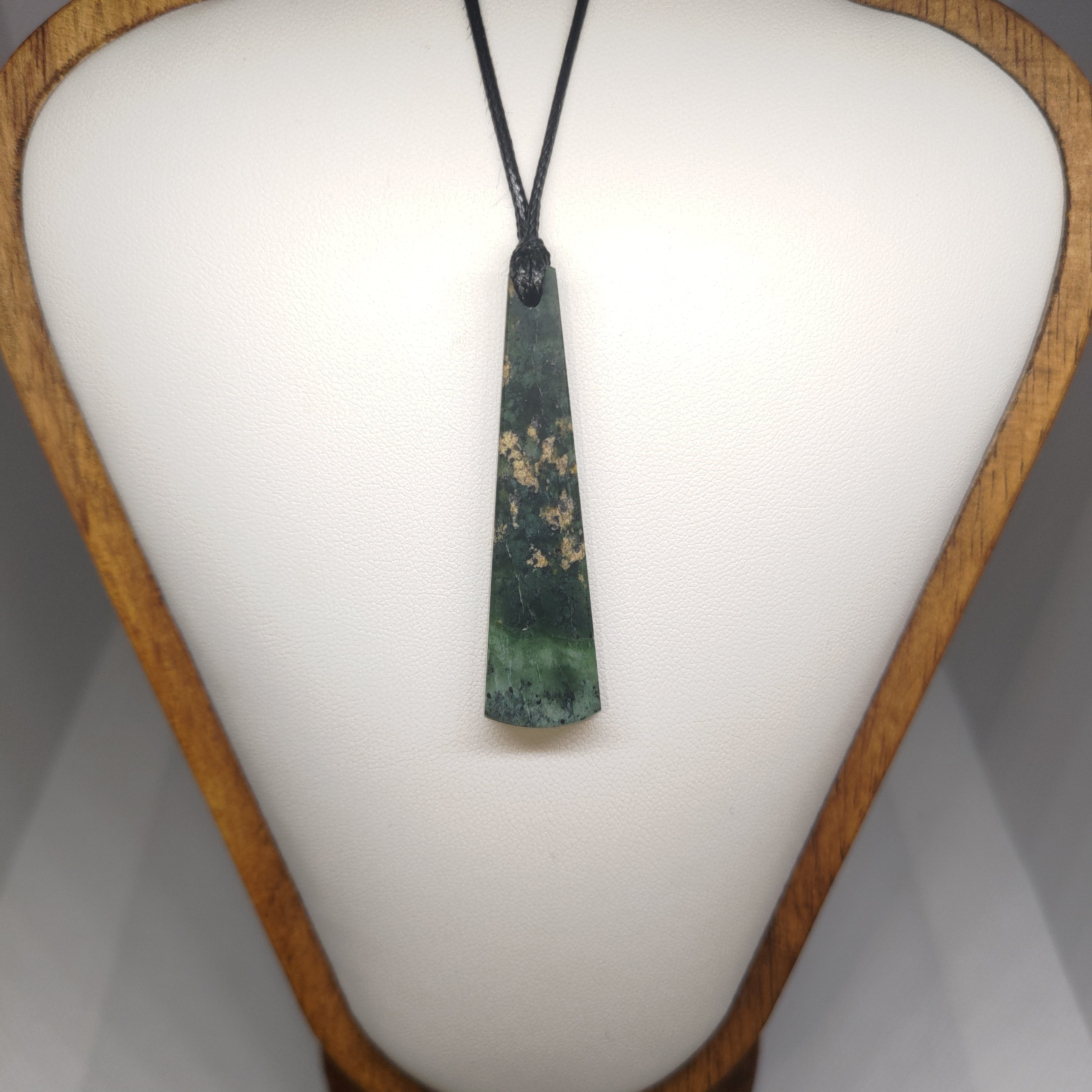 Hand Made New Zealand Pounamu/Greenstone Necklace Ref: 0278