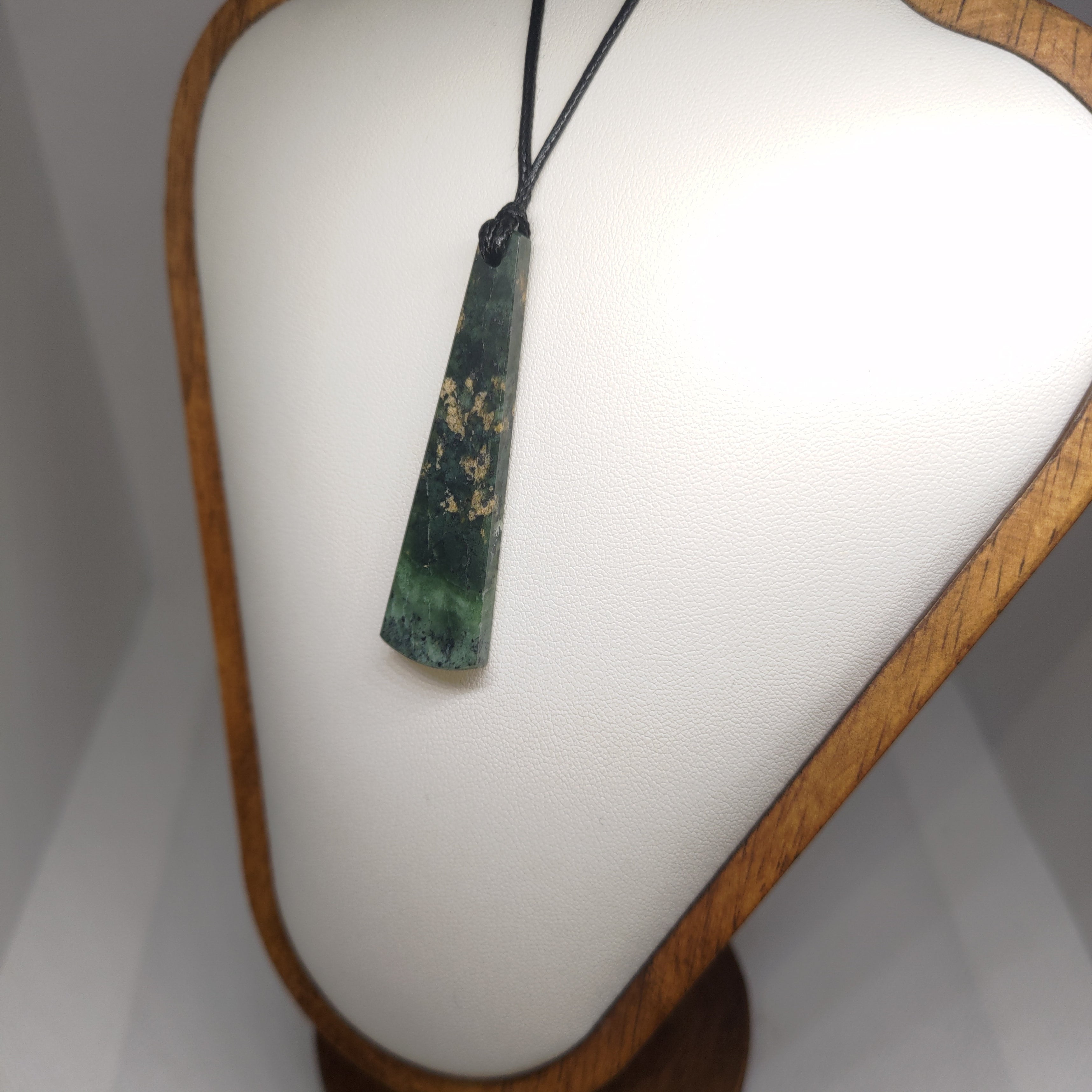 Hand Made New Zealand Pounamu/Greenstone Necklace Ref: 0278