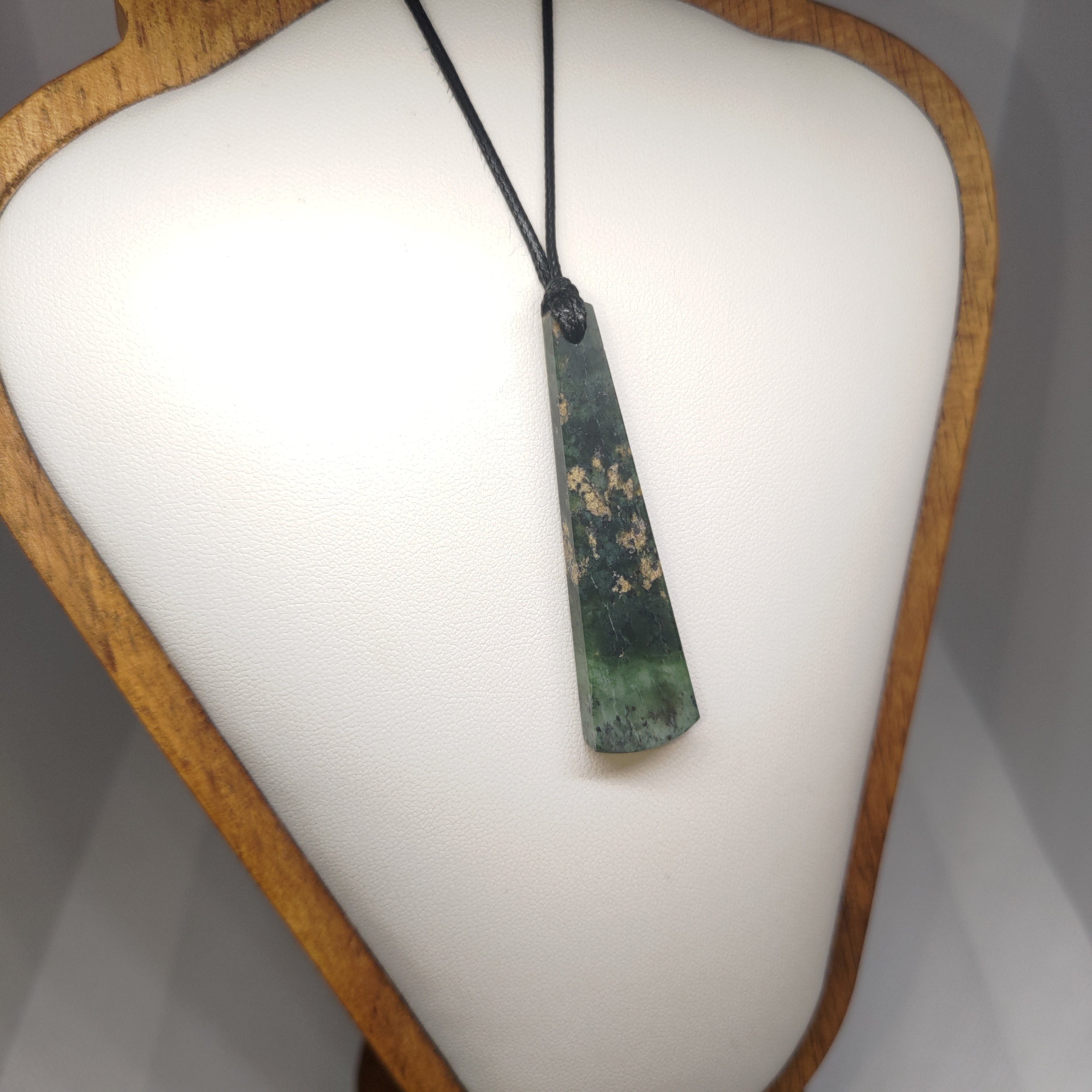 Hand Made New Zealand Pounamu/Greenstone Necklace Ref: 0278