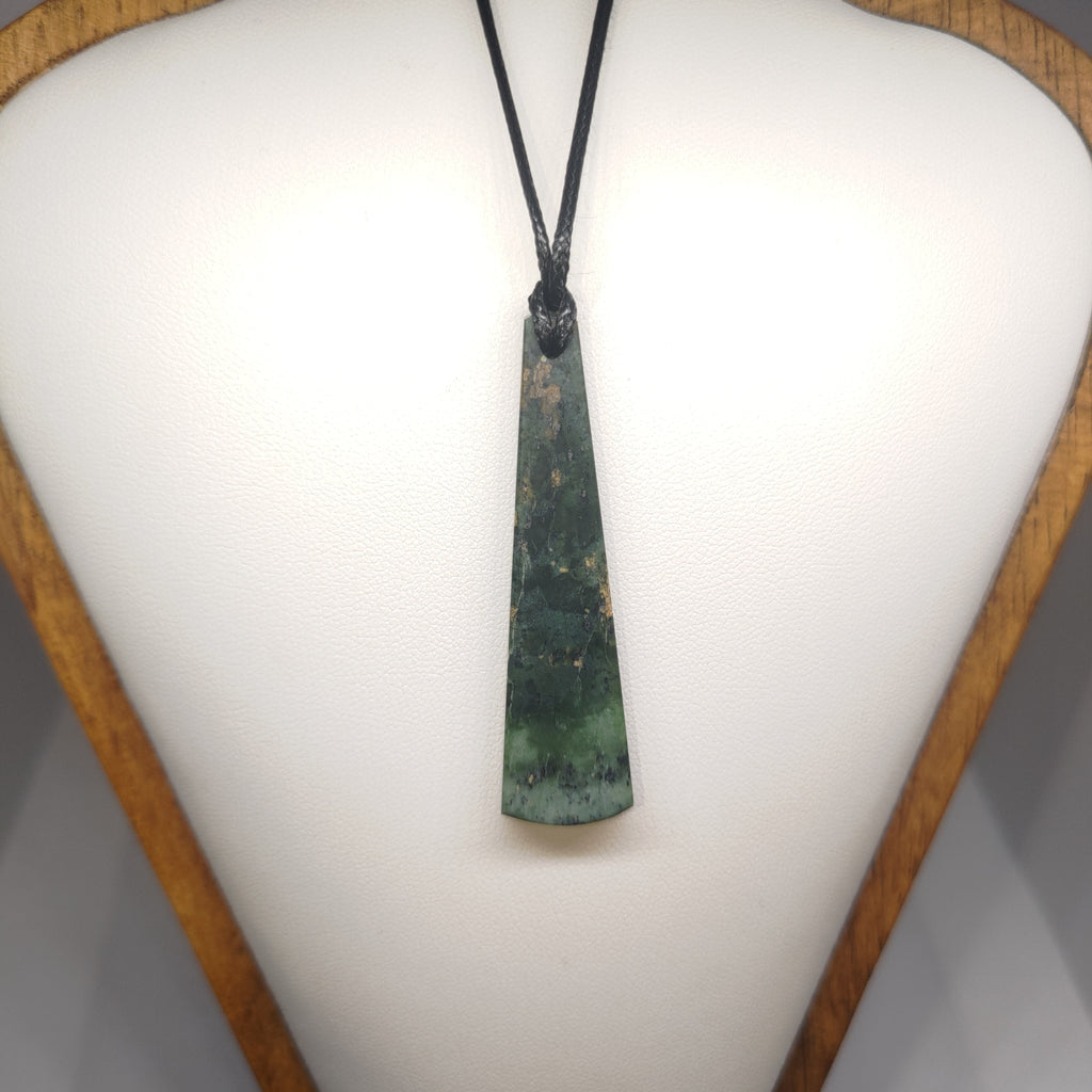 Hand Made New Zealand Pounamu/Greenstone Necklace Ref: 0278