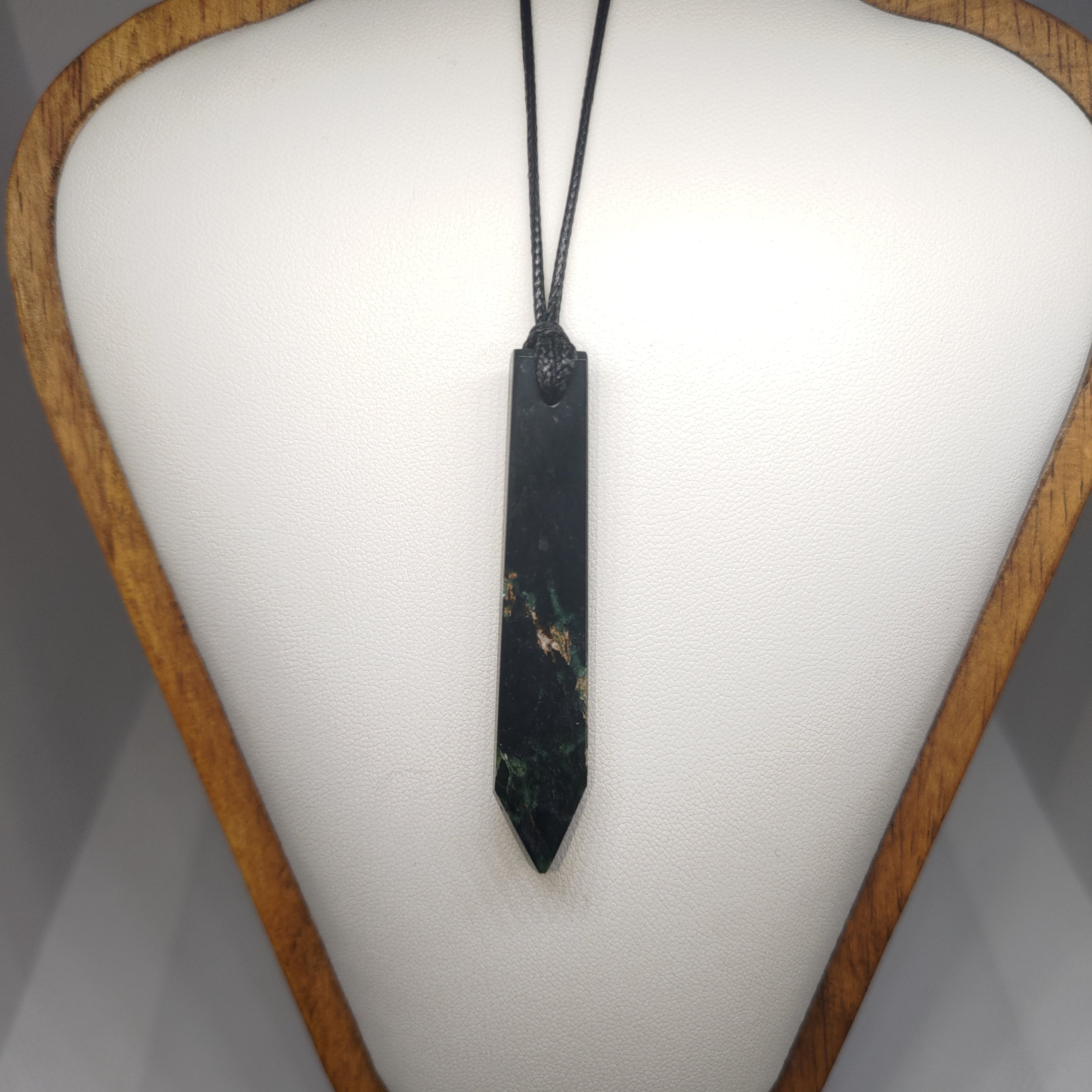 Hand Made New Zealand Pounamu/Greenstone Necklace Ref: 0279
