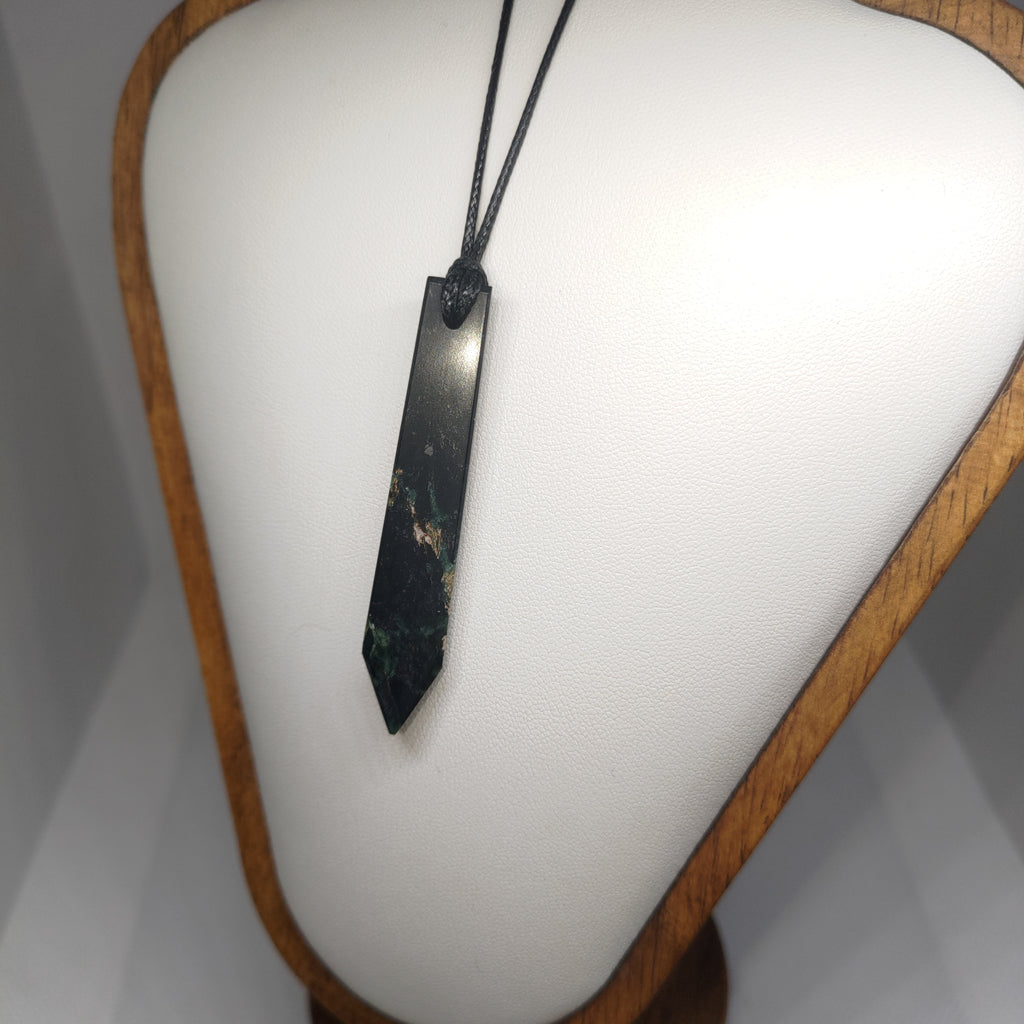 Hand Made New Zealand Pounamu/Greenstone Necklace Ref: 0279