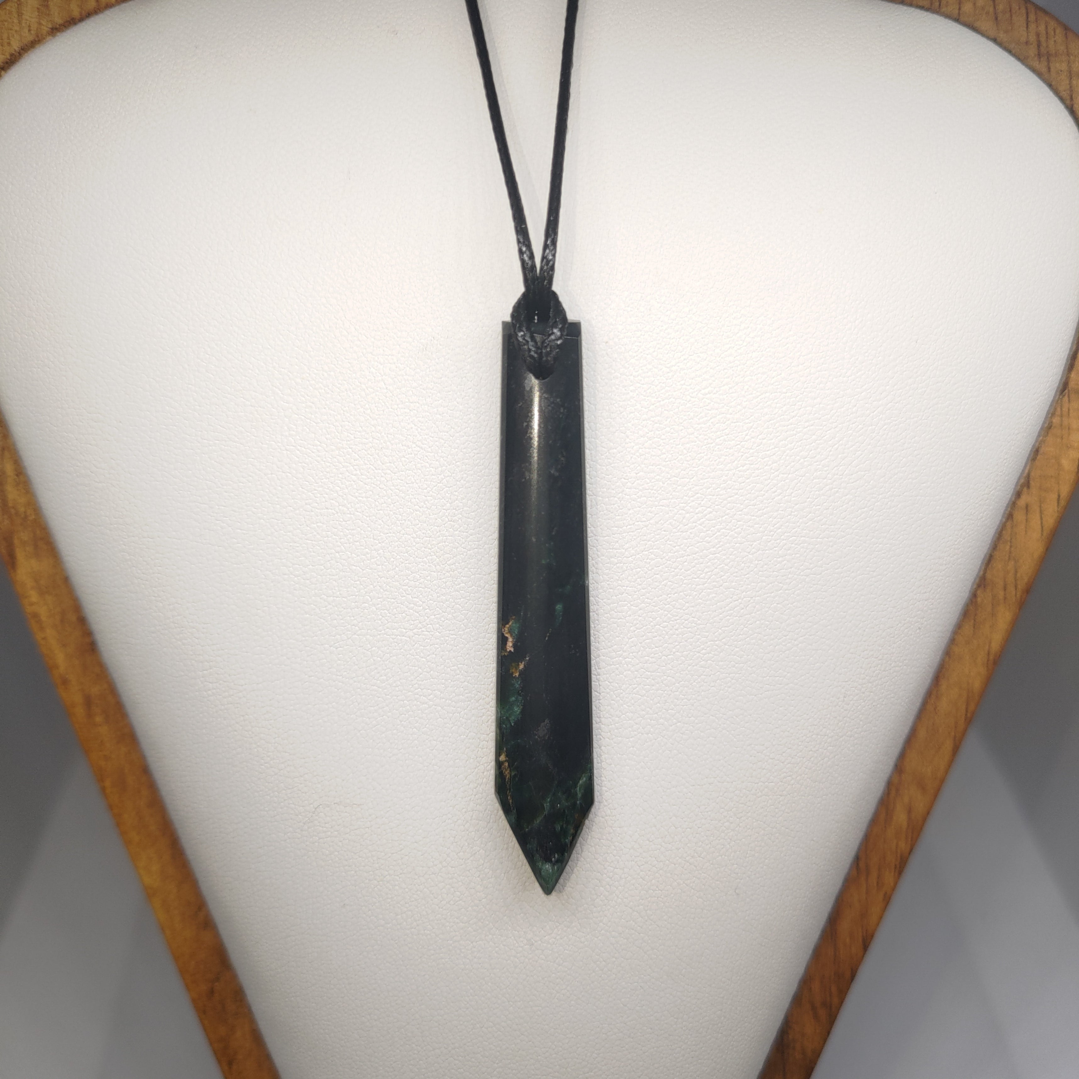 Hand Made New Zealand Pounamu/Greenstone Necklace Ref: 0279